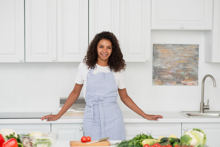 portrait-beautiful-woman-standing-kitchen_resize